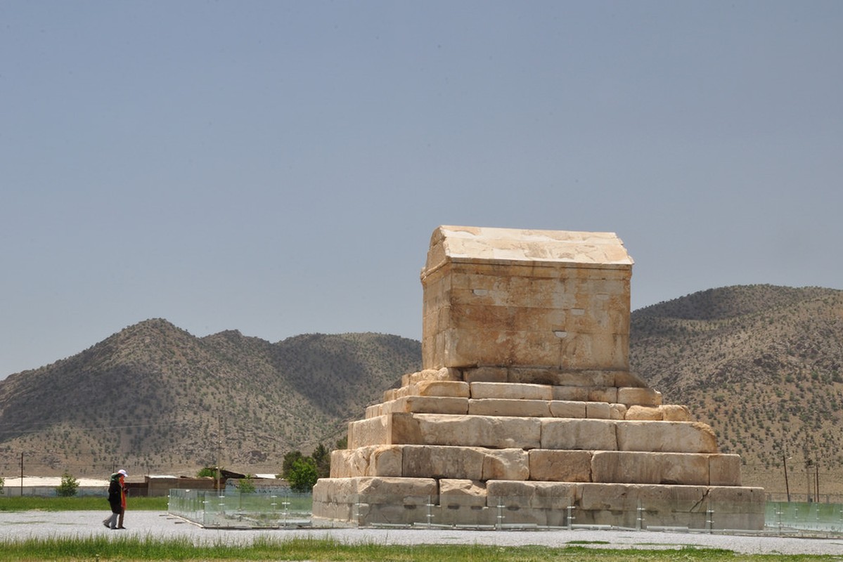 Bi mat cuc sung sot ben trong lang mo Cyrus Dai de-Hinh-4