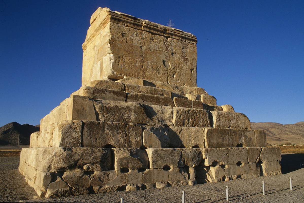 Bi mat cuc sung sot ben trong lang mo Cyrus Dai de-Hinh-7