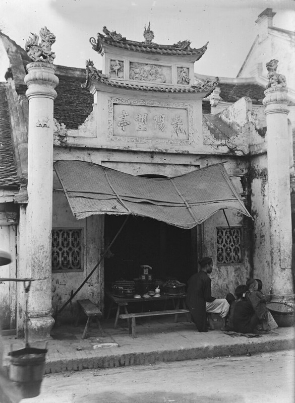 Hinh cuc doc ve hang quan via he Ha Noi nam 1896