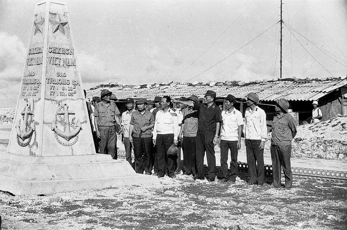 Hinh anh khong the quen: Dai tuong Le Duc Anh o Truong Sa 1988-Hinh-3