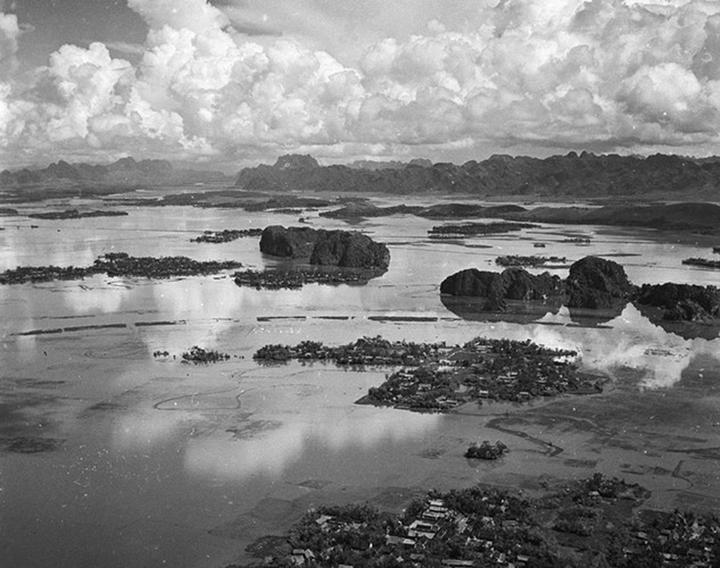 Ha Long thap nien 1950 cuc dep trong anh chup tu may bay-Hinh-2