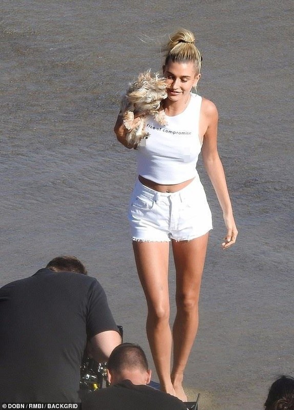 Hailey Baldwin ‘tha rong’ tren bo bien, khoe vong mot nong bong-Hinh-3