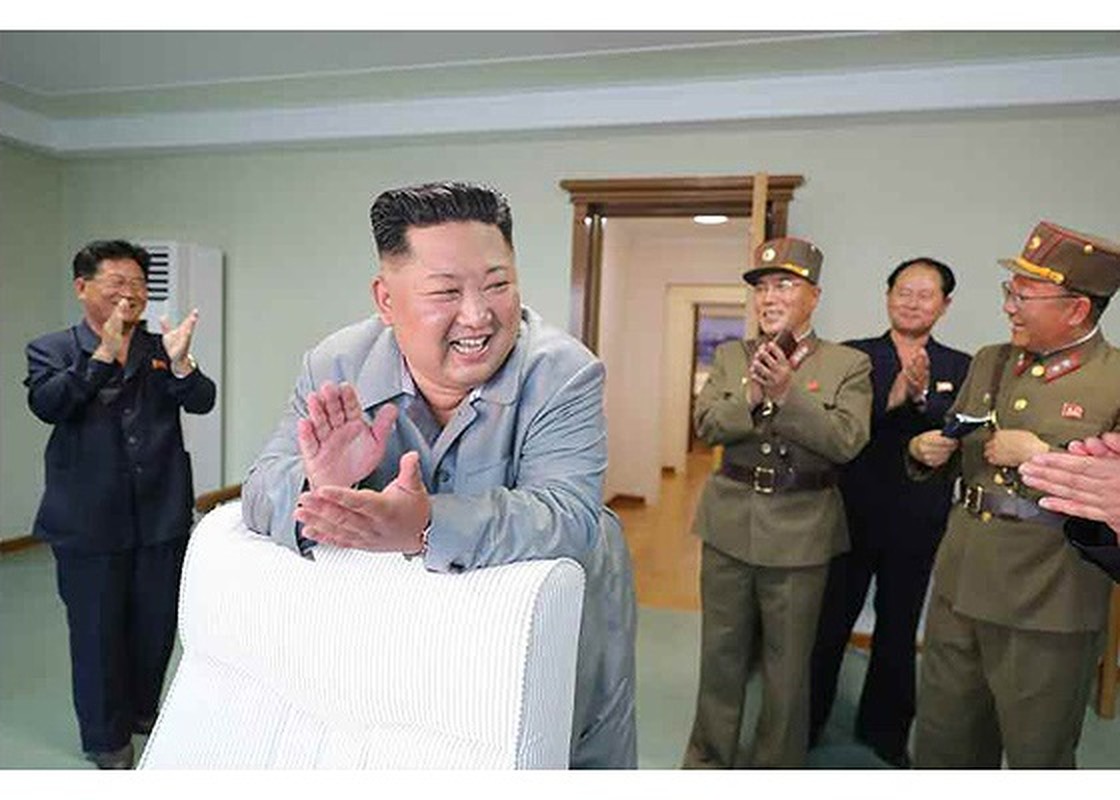 Ong Kim Jong-un cuoi tuoi khi quan doi phong ten lua thanh cong-Hinh-6