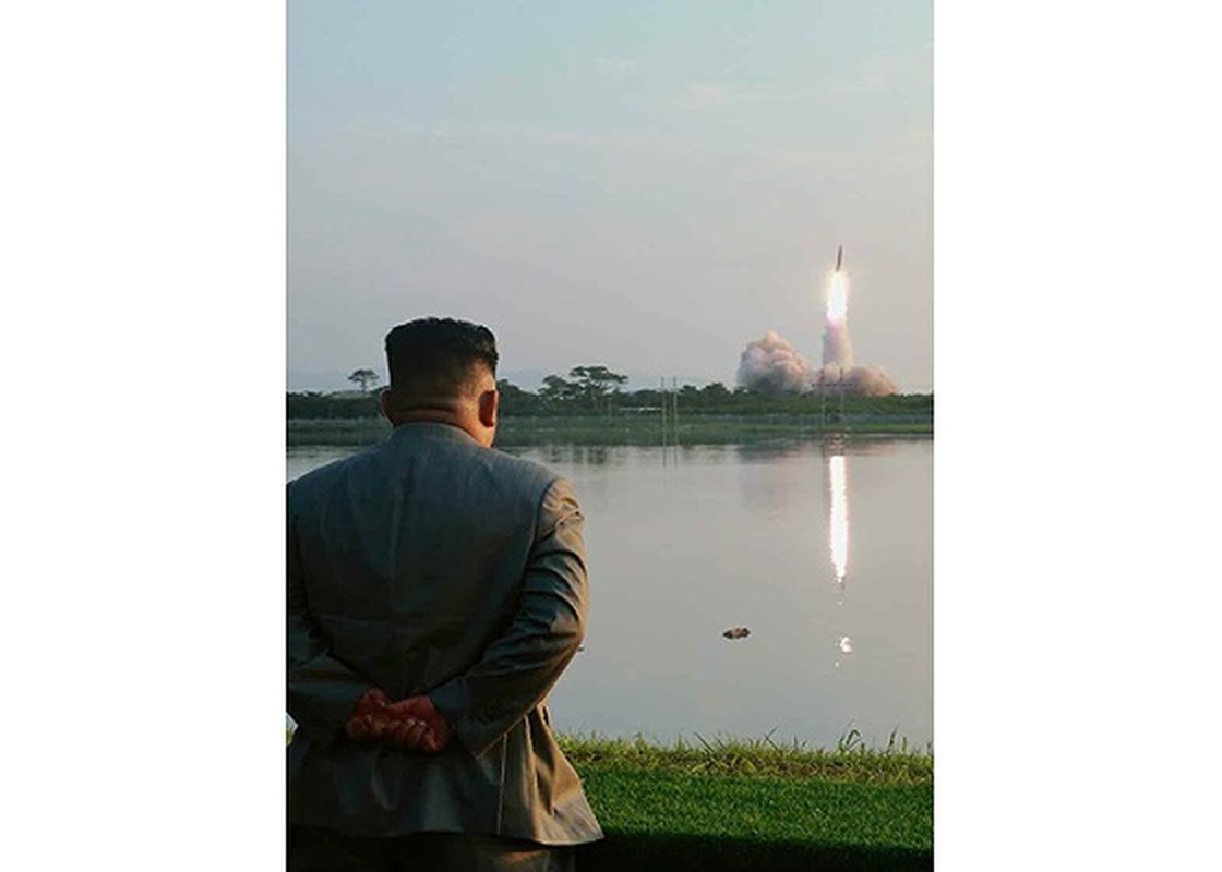 Ong Kim Jong-un cuoi tuoi khi quan doi phong ten lua thanh cong