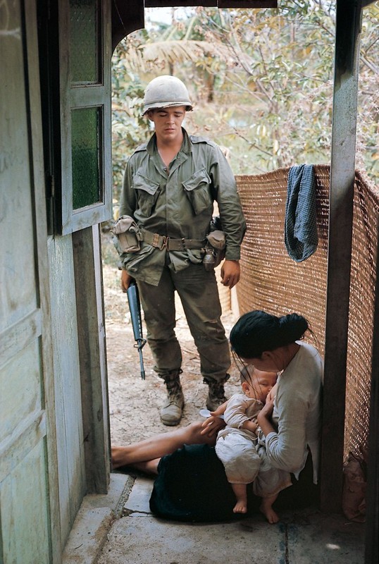 Loat hinh cuc am anh ve chien tranh Viet Nam cua nhiep anh gia Larry Burrows-Hinh-8