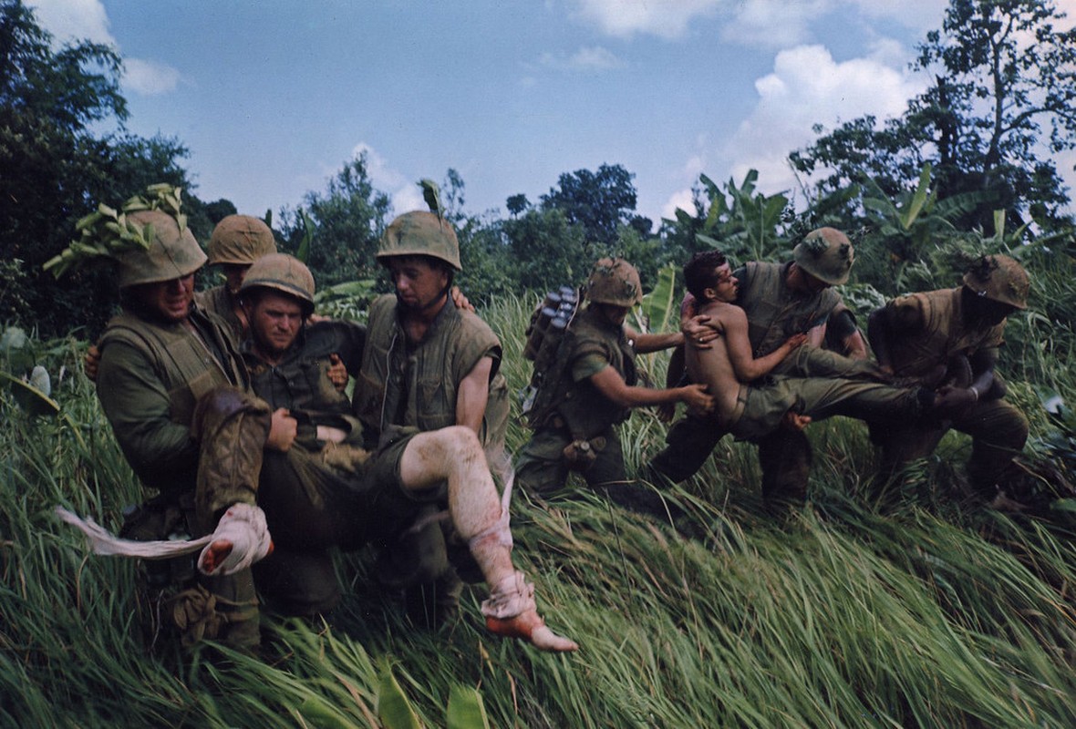 Loat hinh cuc am anh ve chien tranh Viet Nam cua nhiep anh gia Larry Burrows