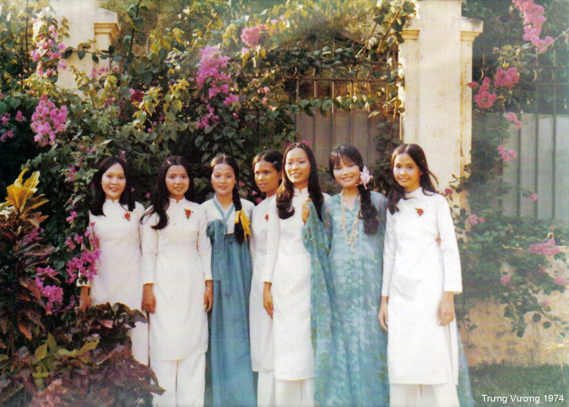 Anh van nguoi me ve nu sinh ao dai Sai Gon xua