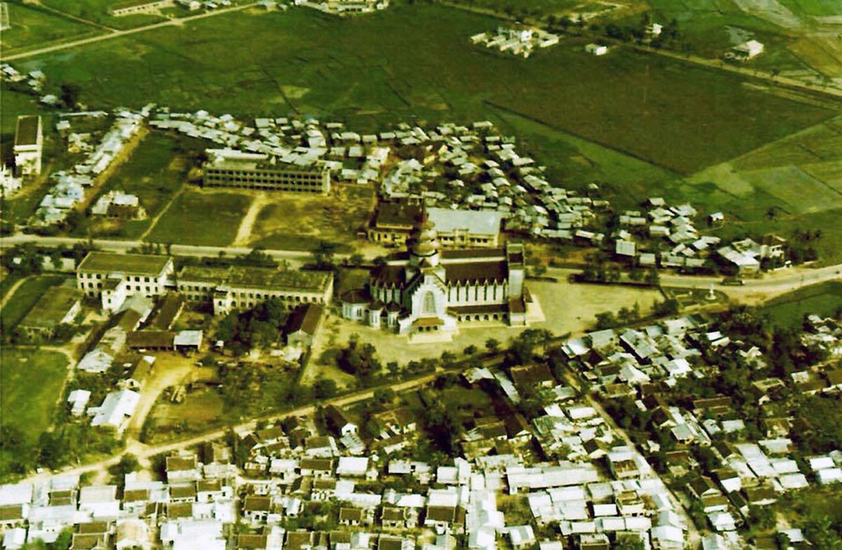 Toàn cảnh khu vực xung quanh nhà thờ Dòng chúa Cứu Thế Huế nhìn từ máy bay, năm 1971 - 1972. Ảnh: John Mastro.