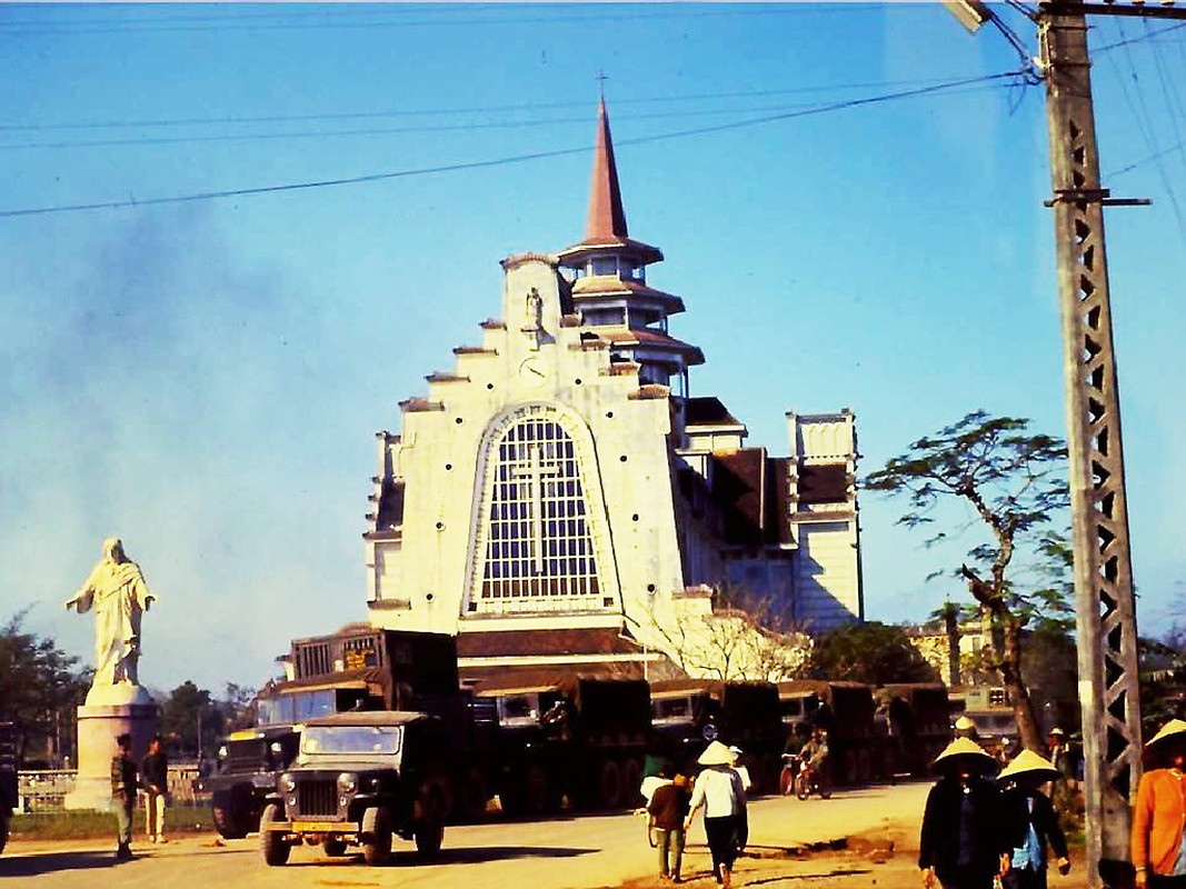 Khung cảnh nhộn nhịp quanh nhà thờ, 1971 - 1972. Ảnh: Joe Robertson.