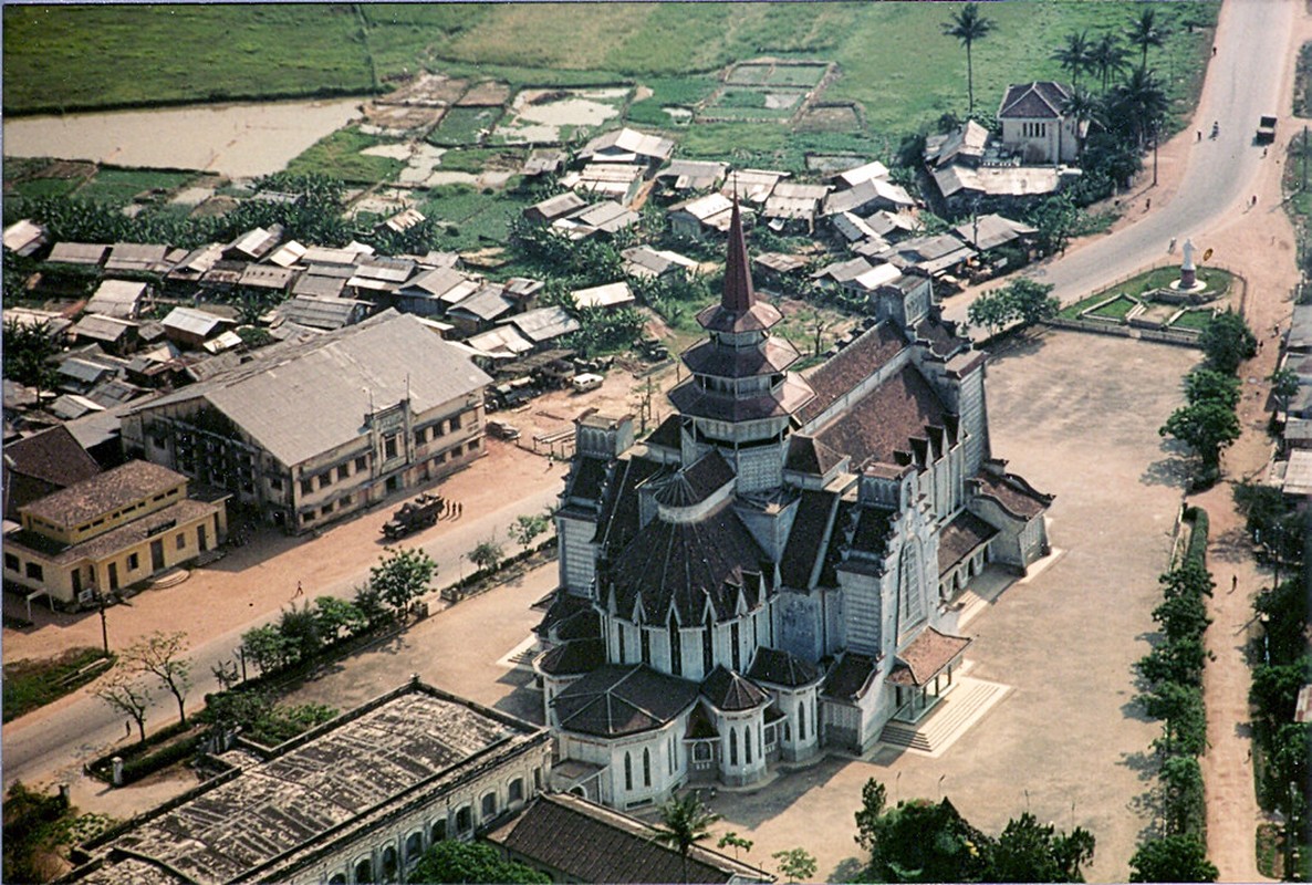 Một góc nhìn ấn tượng về nhà thờ nổi tiếng của Huế, 1971 - 1972.