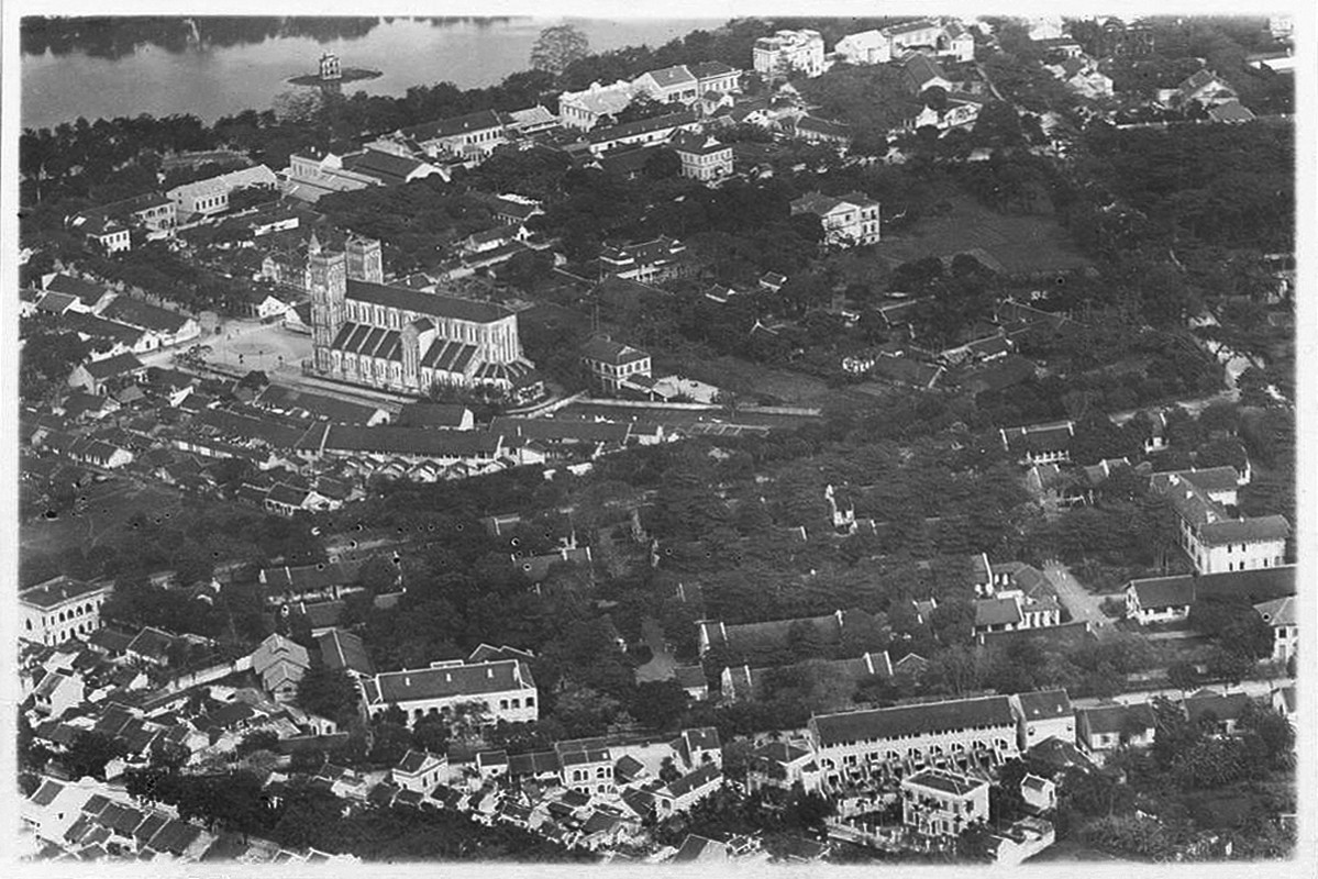 Choang ngop dien mao Ha Noi nam 1930 nhin tu may bay