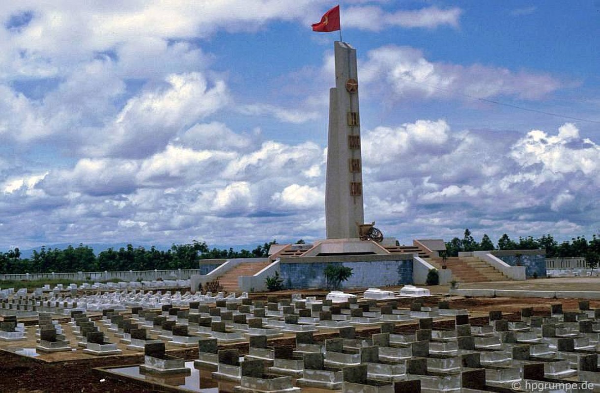 Nghĩa trang liệt sĩ ở Dốc Miếu, nơi từng là căn cứ quân sự quan trọng của Mỹ.