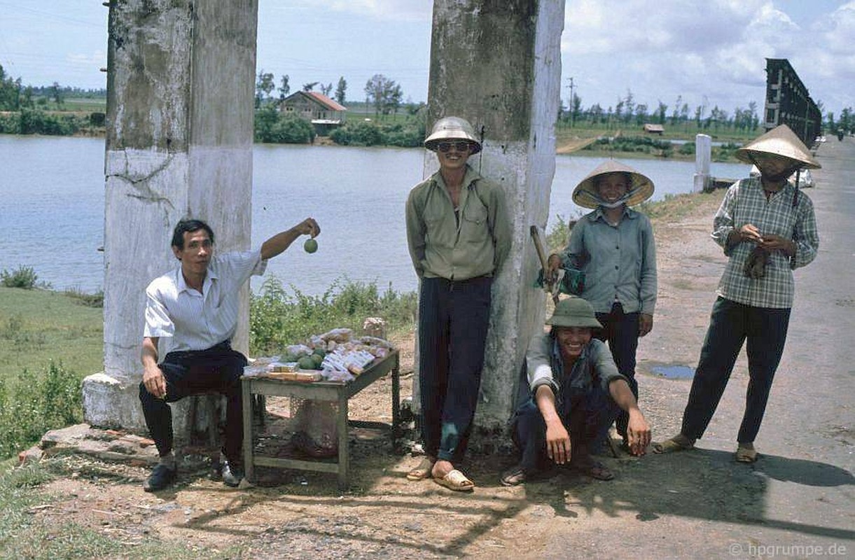 Quầy hàng đặc sản địa phương ở đầu cầu Hiền Lương, cây cầu chia cắt hai miền Nam - Bắc thời chiến tranh Việt Nam.