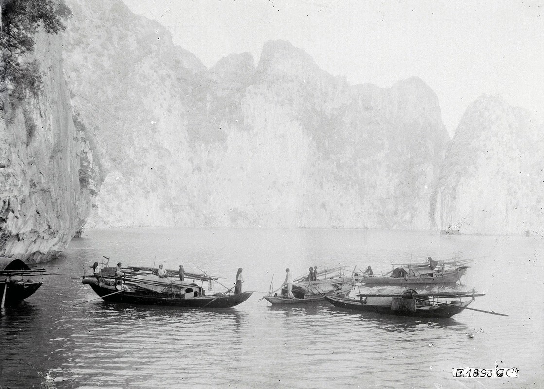 Lang ngam ve dep nguyen so cua vinh Ha Long thap nien 1920-Hinh-13