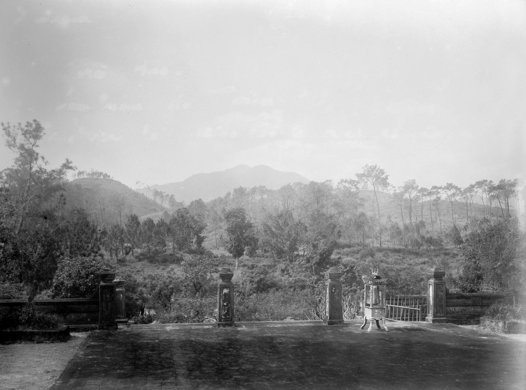 Canh tuong la o lang Gia Long nam 1898