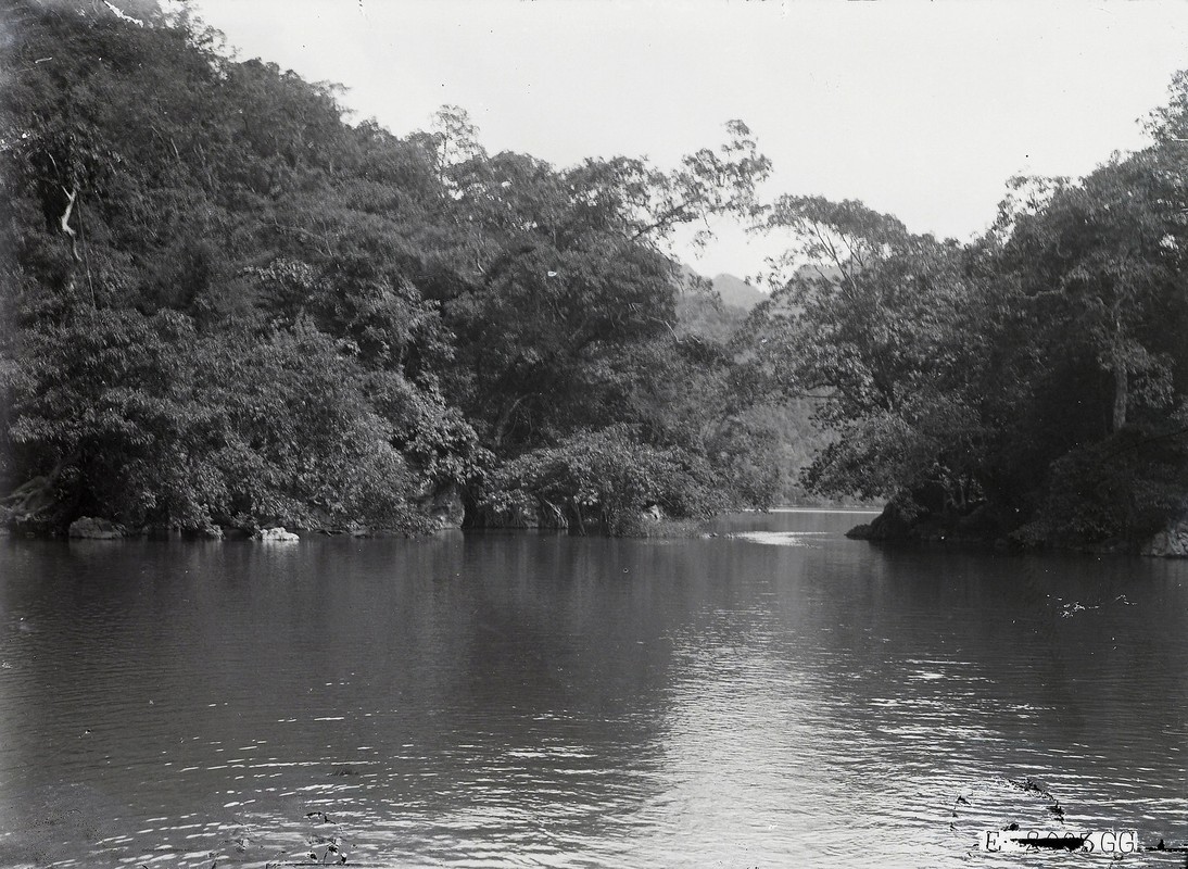 Ngay ngat canh than tien ho Ba Be nam 1927 do nguoi Phap chup-Hinh-2