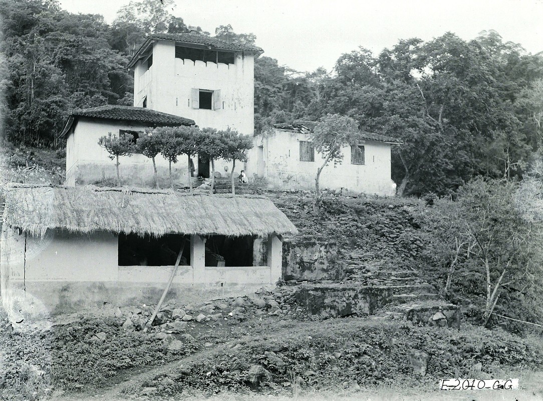 Ngay ngat canh than tien ho Ba Be nam 1927 do nguoi Phap chup-Hinh-9