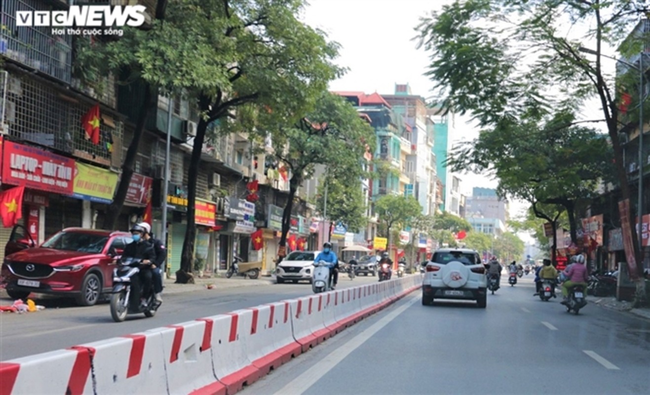 Ngay dau nghi Tet, duong pho Ha Noi vang hoe, ben xe lac dac nguoi-Hinh-4