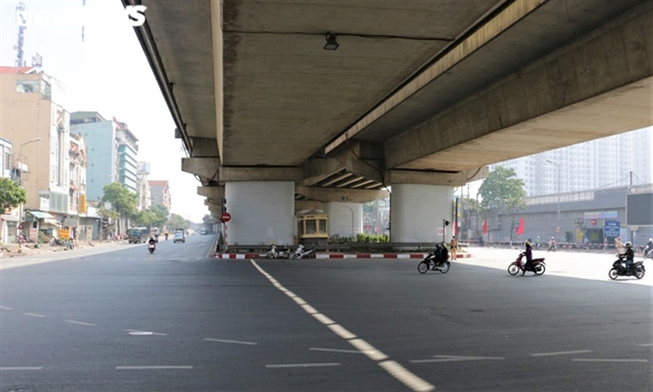 Ngay dau nghi Tet, duong pho Ha Noi vang hoe, ben xe lac dac nguoi