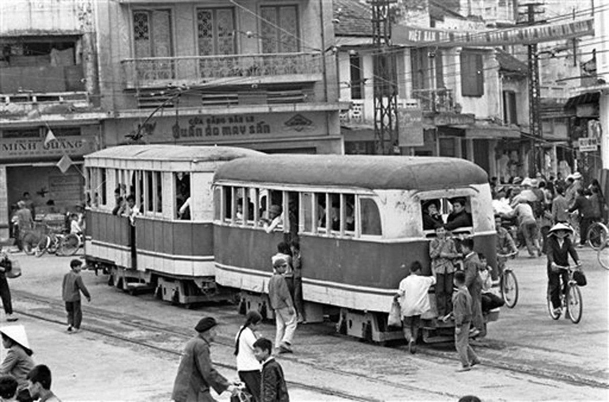 Anh de doi nhung chuyen tau dien o Ha Noi nam 1973-Hinh-2