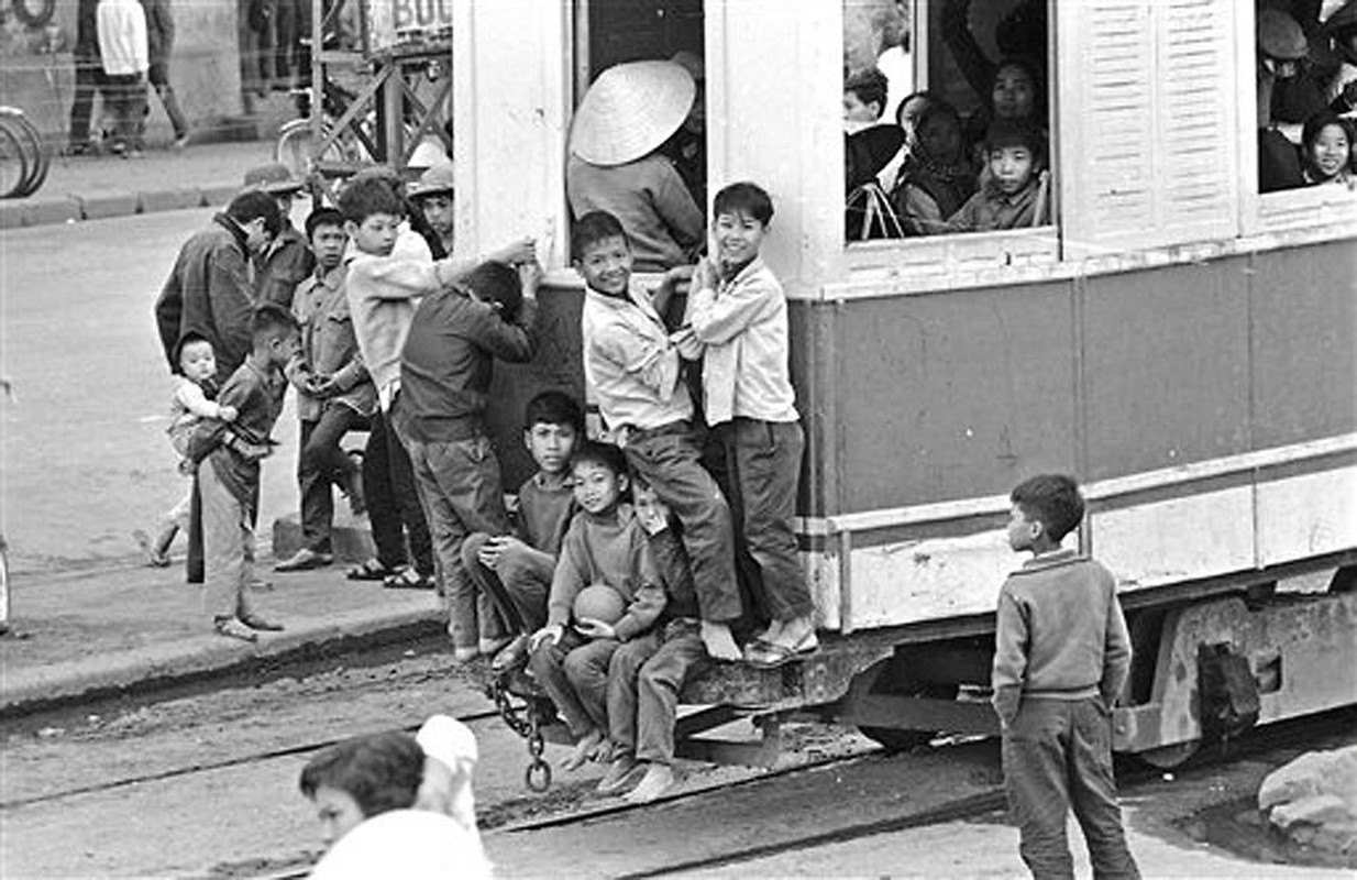 Anh de doi nhung chuyen tau dien o Ha Noi nam 1973-Hinh-4