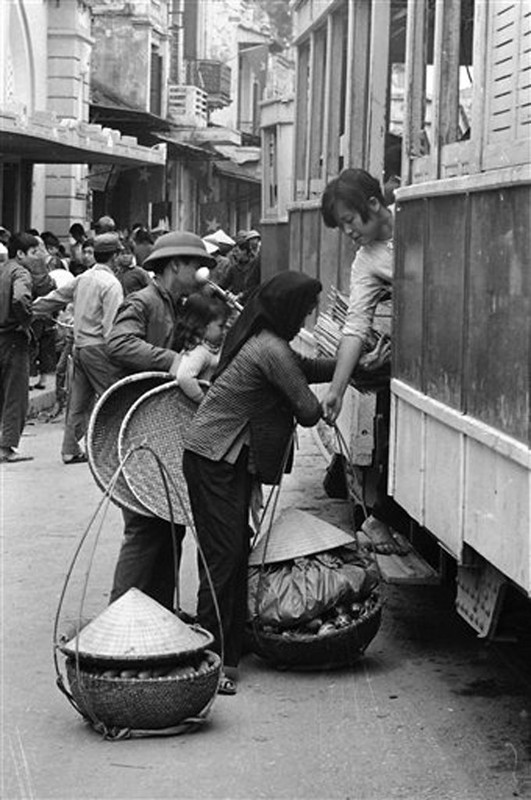 Anh de doi nhung chuyen tau dien o Ha Noi nam 1973-Hinh-6