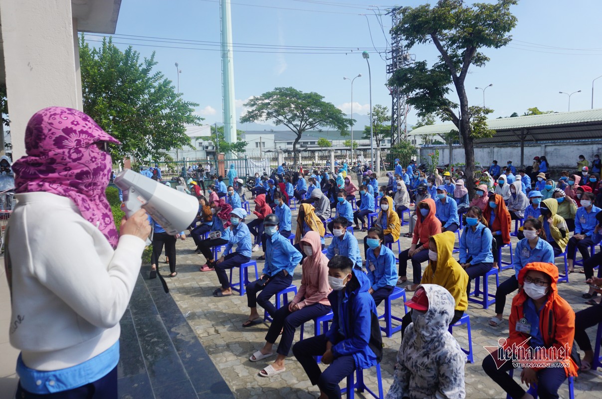 Xep hang cho xet nghiem duoi nang nong, cong nhan o Da Nang ngat xiu