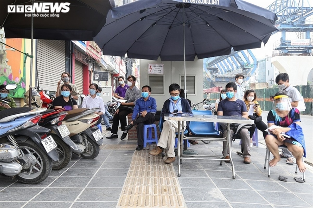 Ha Noi: Nhieu nguoi den xin xac nhan giay di duong, UBP phai dong cua-Hinh-2