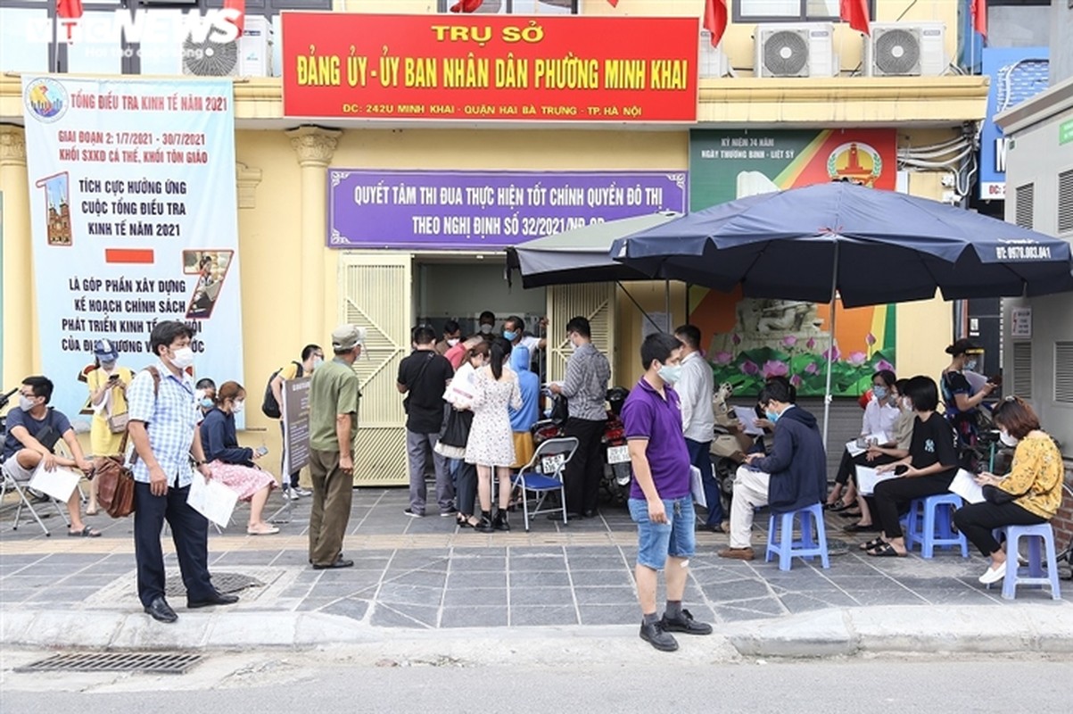 Ha Noi: Nhieu nguoi den xin xac nhan giay di duong, UBP phai dong cua