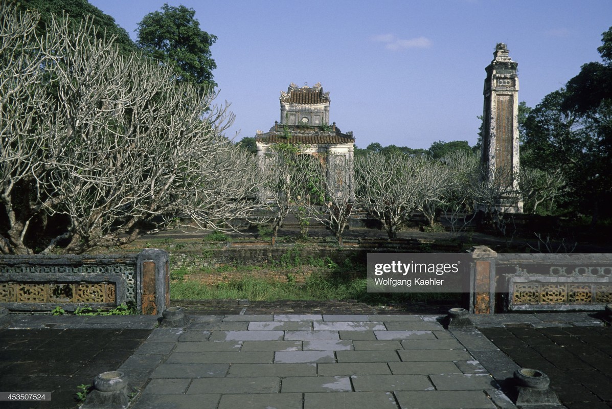 Loat anh moc ve cac lang mo noi tieng o Hue nam 1992-Hinh-8