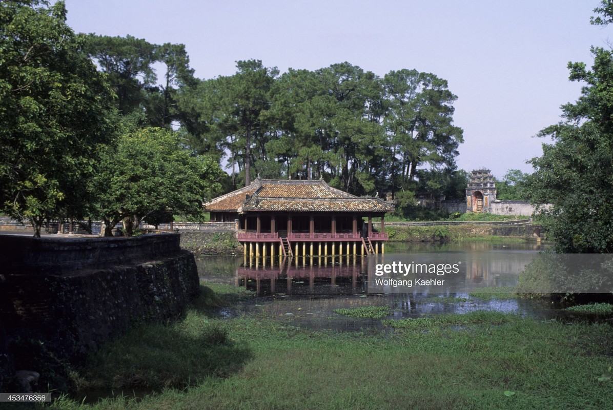 Loat anh moc ve cac lang mo noi tieng o Hue nam 1992