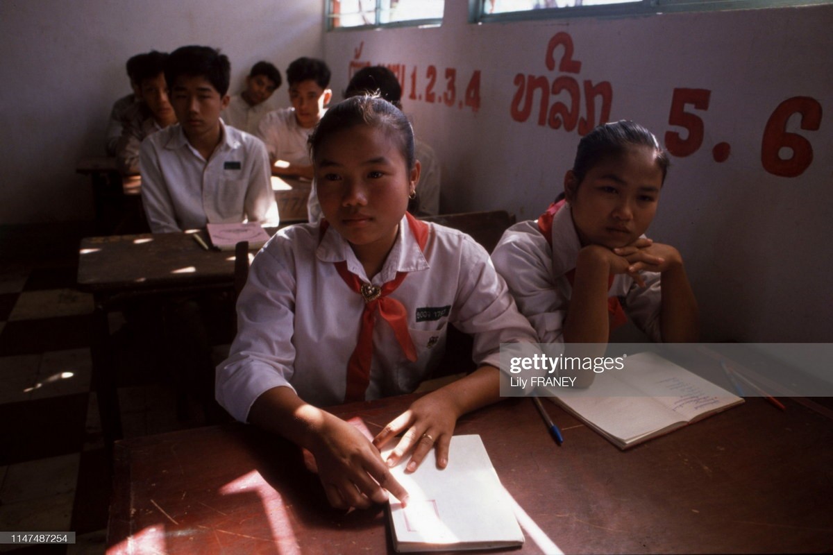 Ngam nhin doi thuong moc mac o Lao nam 1988 (1)