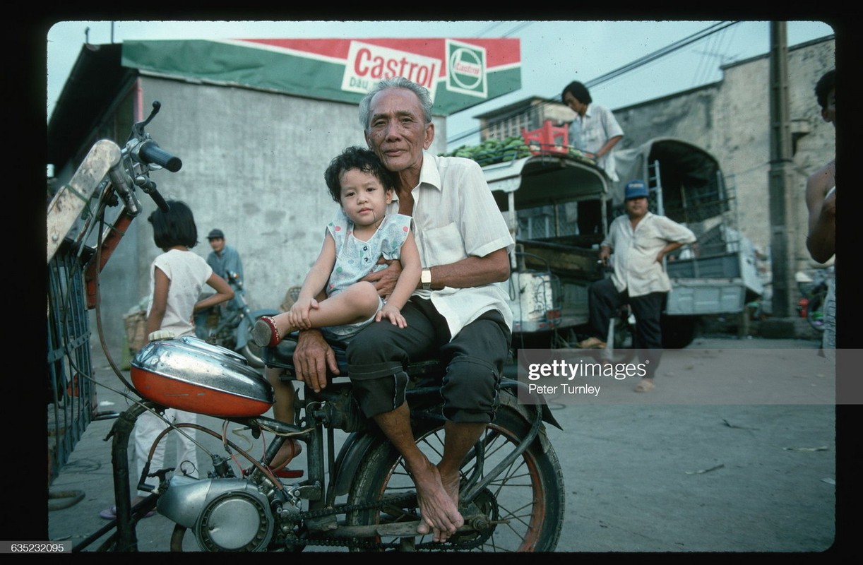 Anh doc: Giao thong o TP. HCM nam 1994 qua ong kinh Peter Turnley-Hinh-2