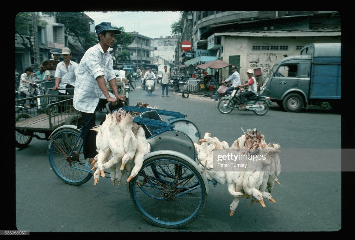 Anh doc: Giao thong o TP. HCM nam 1994 qua ong kinh Peter Turnley-Hinh-6