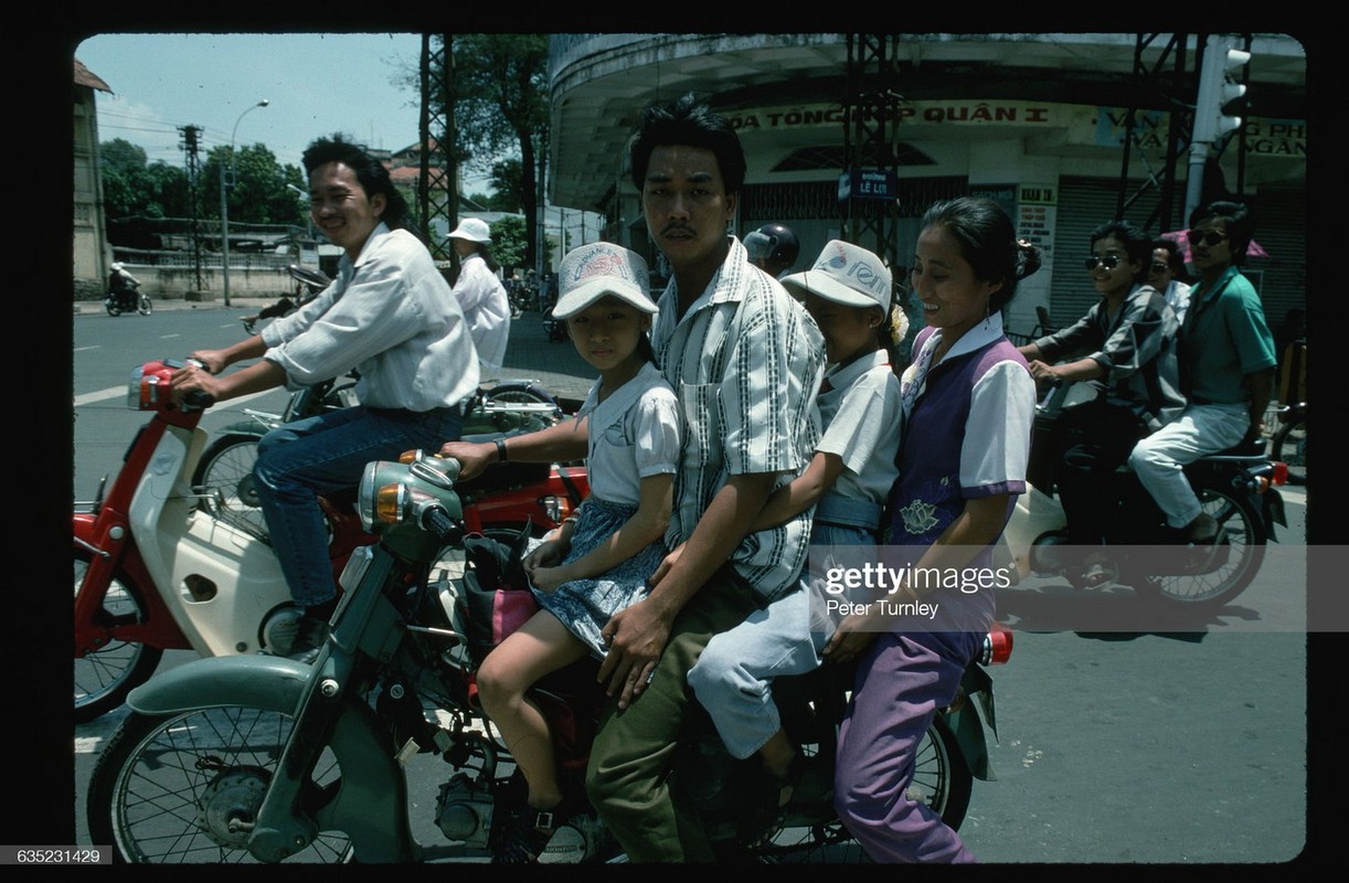 Anh doc: Giao thong o TP. HCM nam 1994 qua ong kinh Peter Turnley