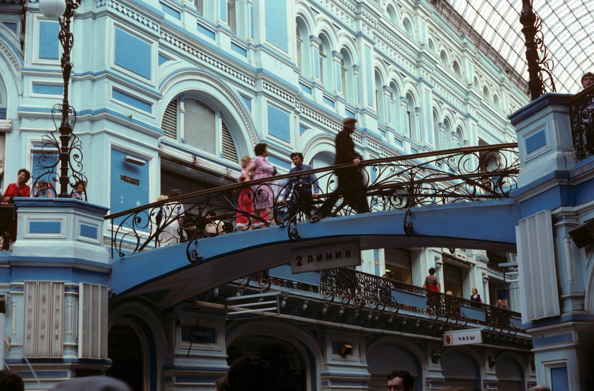 Ben trong khu mua sam sang chanh nhat Moscow nam 1985-Hinh-2