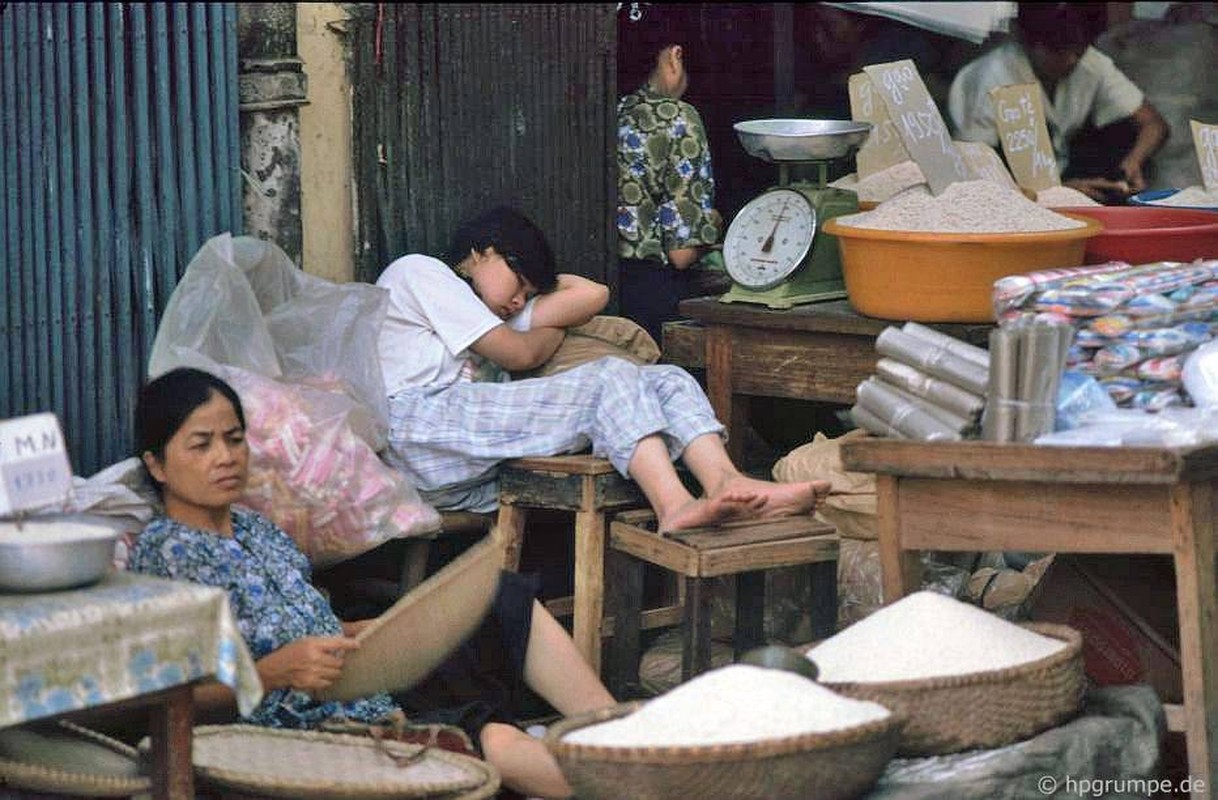 Loat anh cuc sinh dong ve cac cua hang o Ha Noi nam 1991-Hinh-7