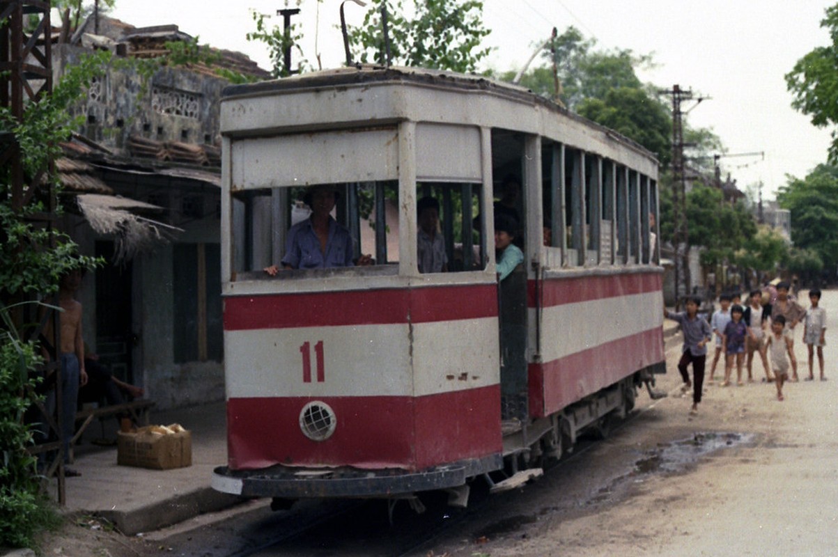 Tau dien o Ha Noi nam 1990 qua ong kinh nu pho nhay Australia-Hinh-6