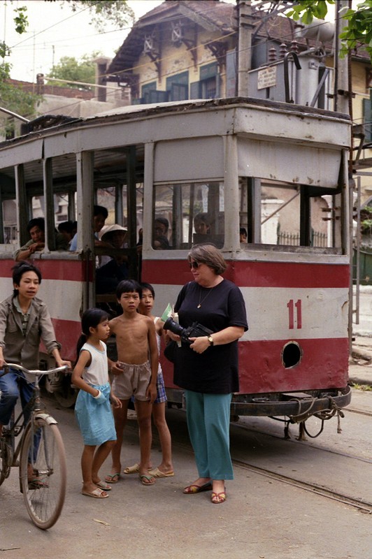 Tau dien o Ha Noi nam 1990 qua ong kinh nu pho nhay Australia-Hinh-7