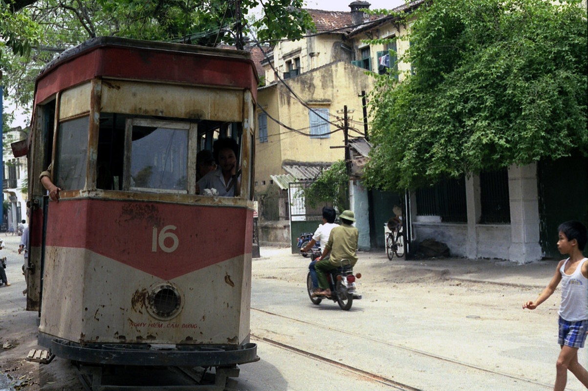 Tau dien o Ha Noi nam 1990 qua ong kinh nu pho nhay Australia-Hinh-9