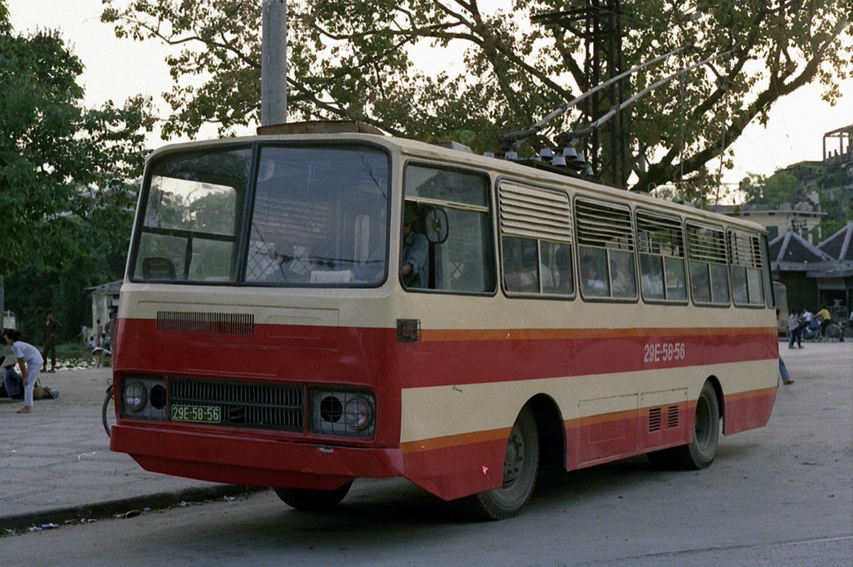 Anh sieu hiem ve tau dien banh hoi o Ha Noi nam 1990-Hinh-5