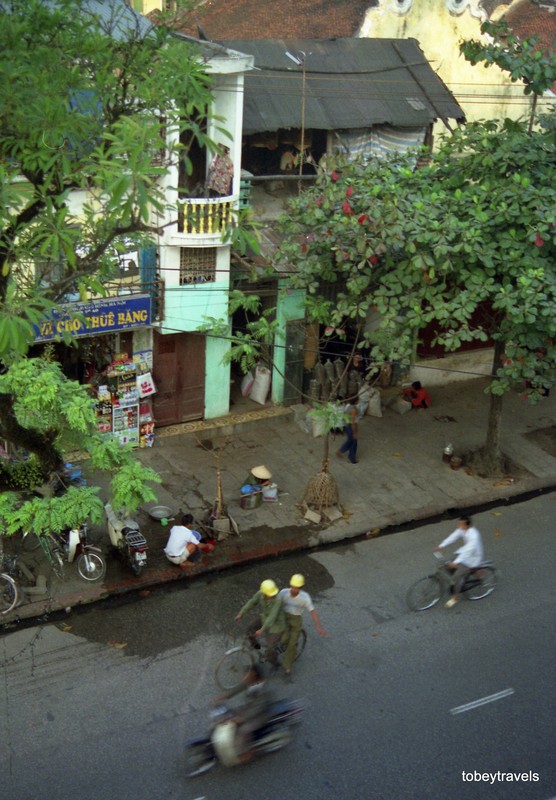 Anh doc: Ha Noi nam 1996 moc mac qua ong kinh khach Tay-Hinh-3