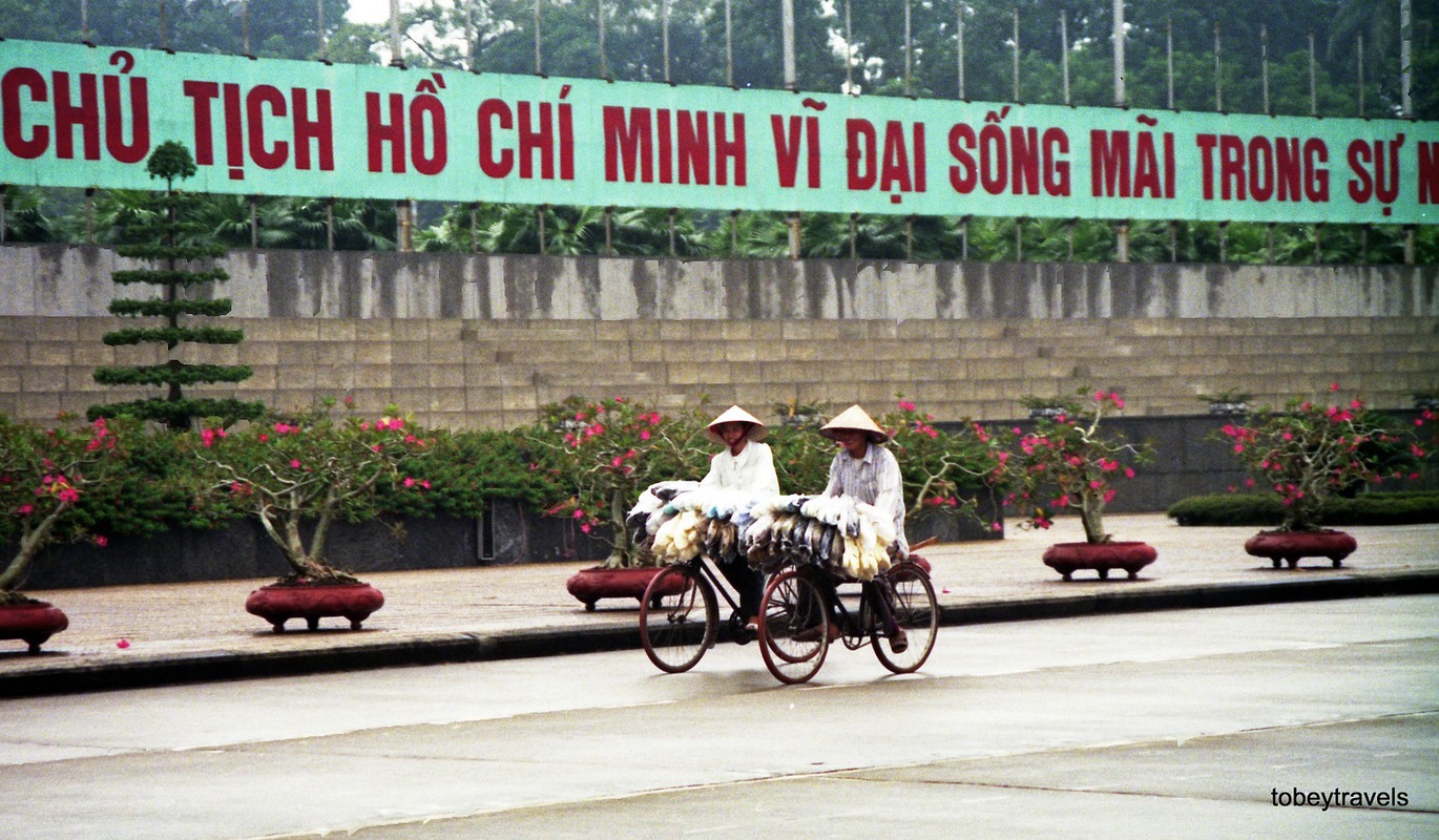 Anh doc: Ha Noi nam 1996 moc mac qua ong kinh khach Tay-Hinh-6