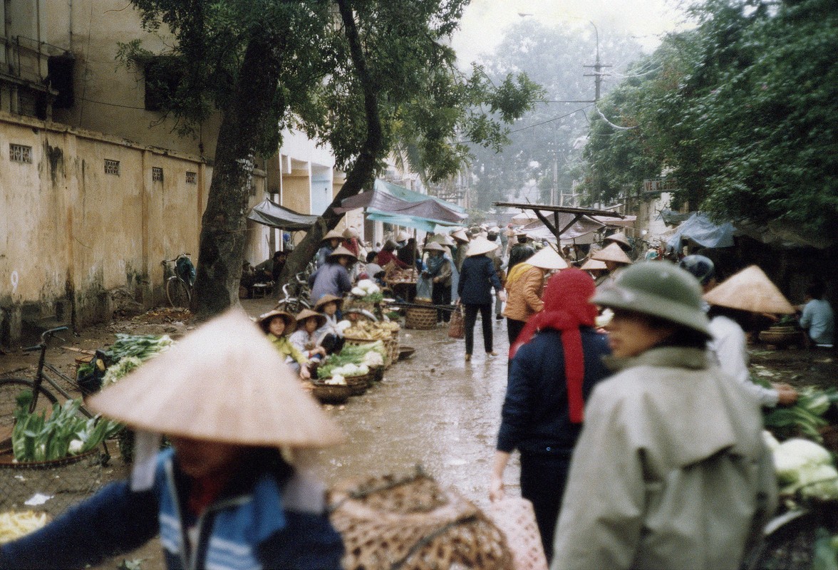 Can canh cuoc muu sinh tren he pho Ha Noi nam 1990-Hinh-13