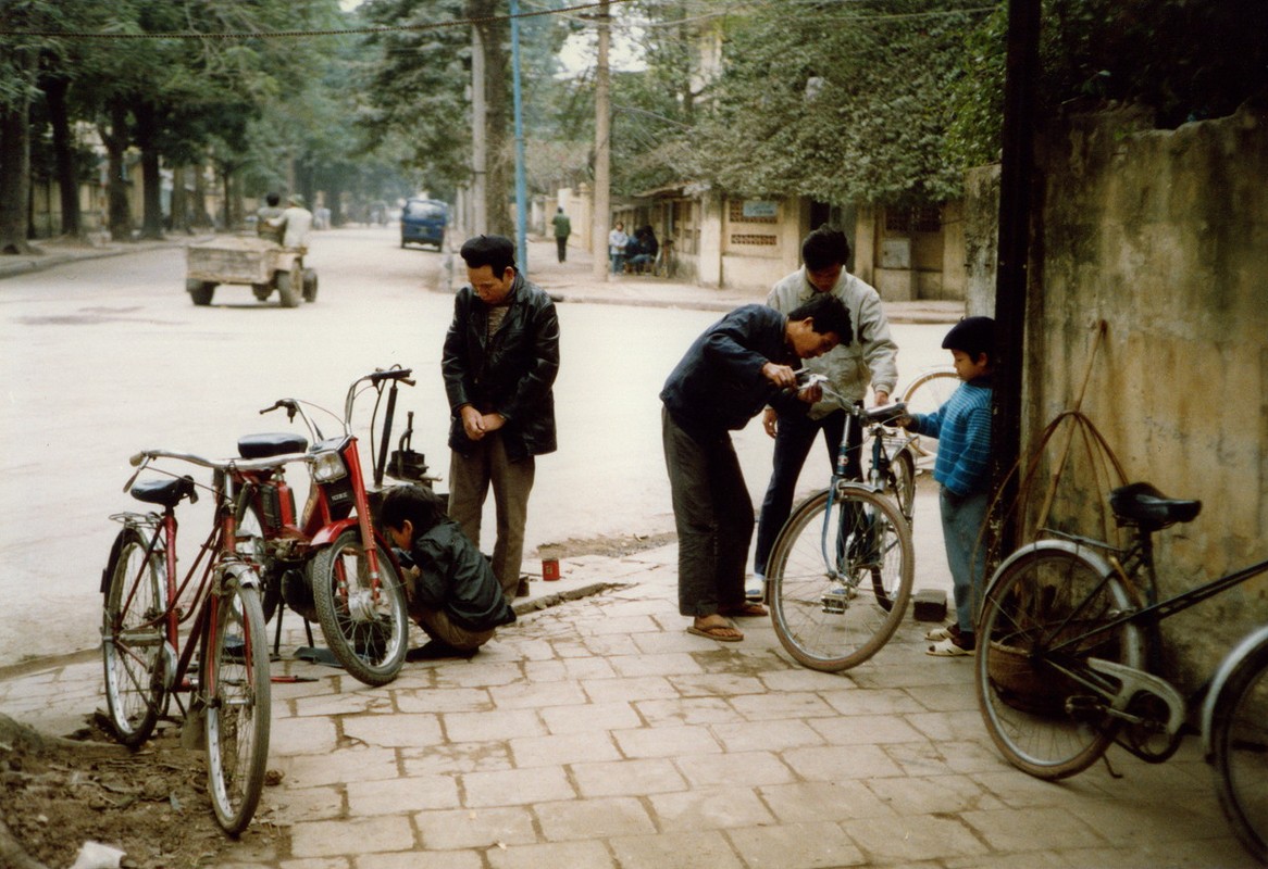 Can canh cuoc muu sinh tren he pho Ha Noi nam 1990-Hinh-2