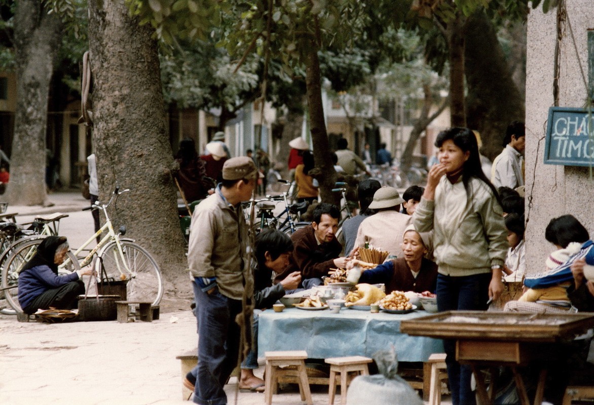 Can canh cuoc muu sinh tren he pho Ha Noi nam 1990-Hinh-4