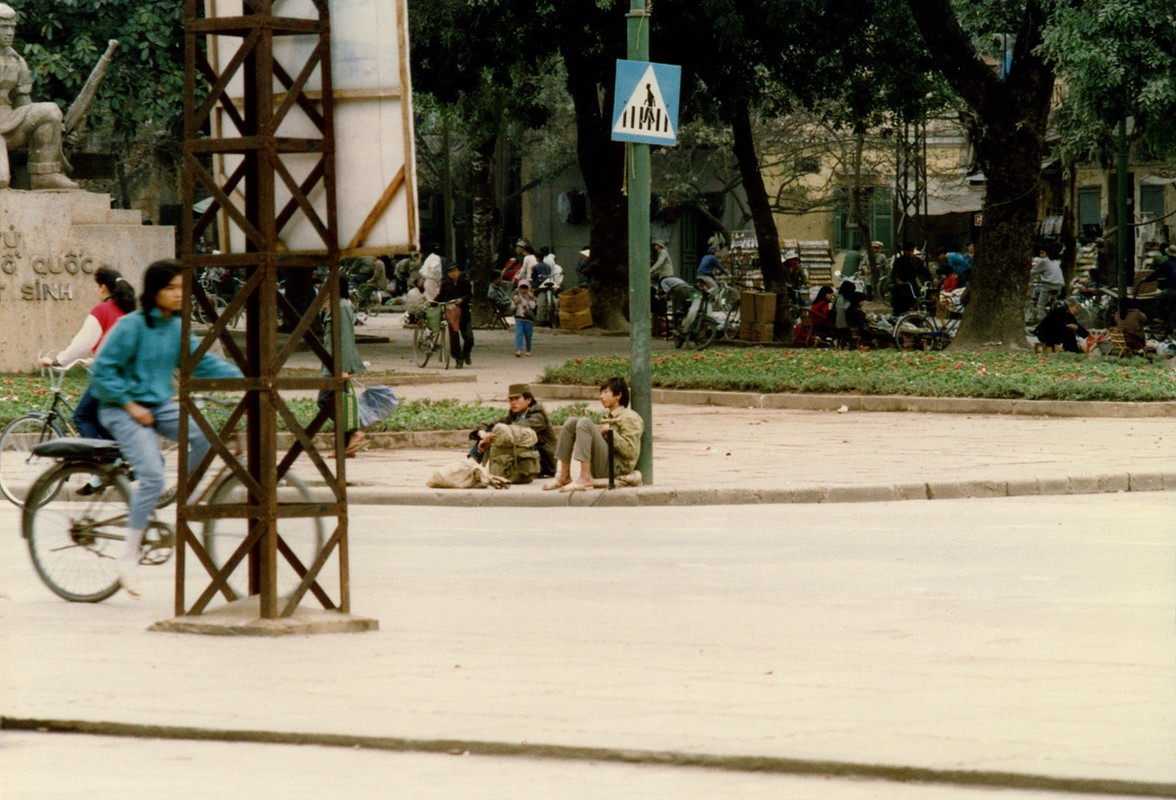 Can canh cuoc muu sinh tren he pho Ha Noi nam 1990-Hinh-5