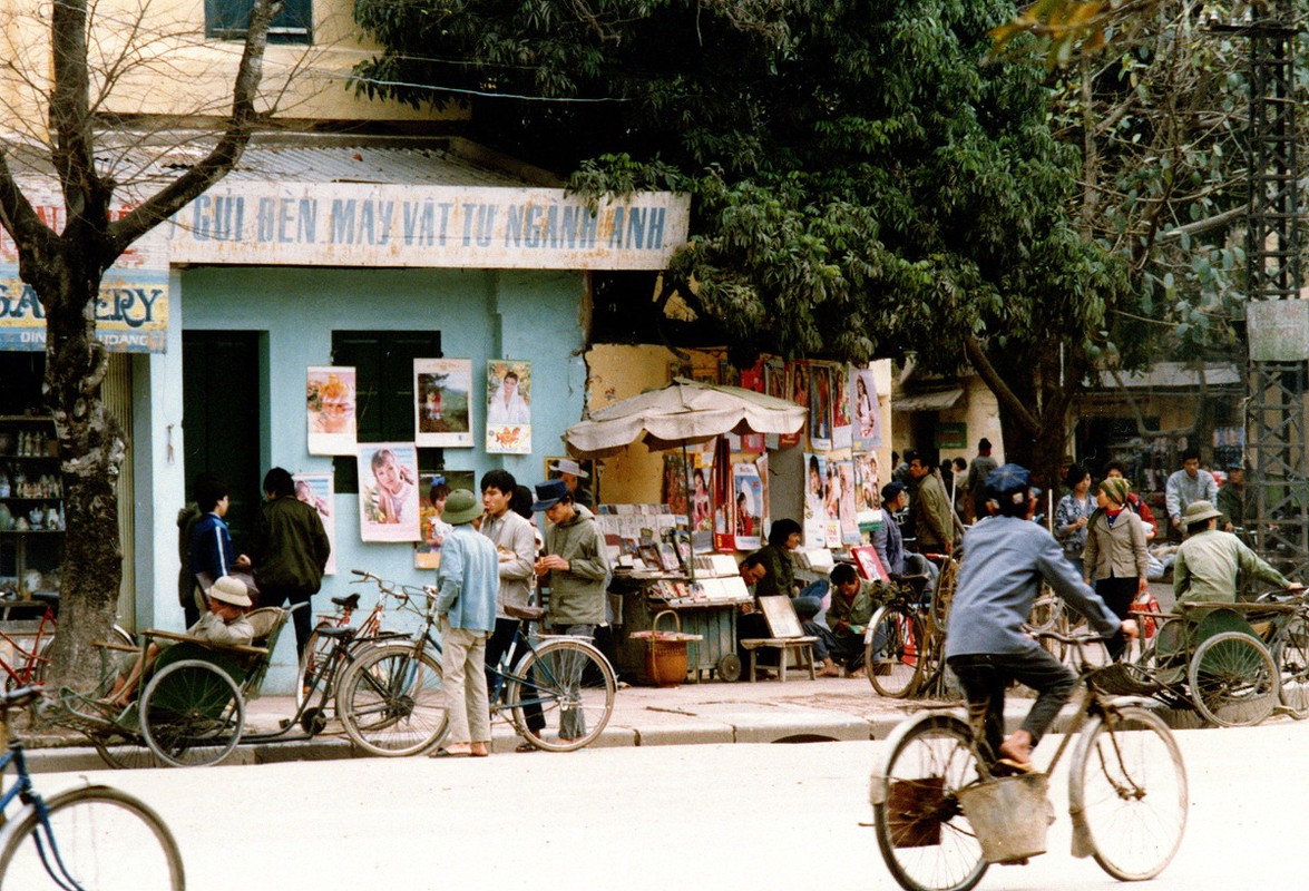 Can canh cuoc muu sinh tren he pho Ha Noi nam 1990-Hinh-6