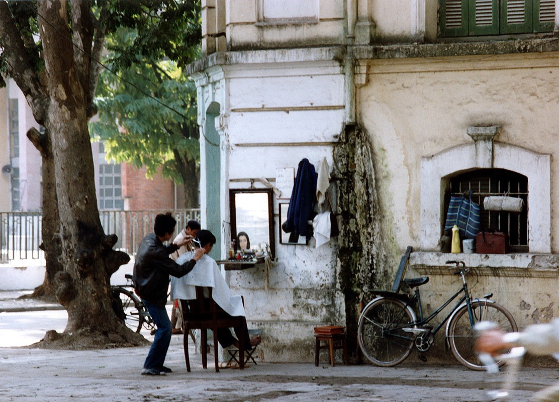 Can canh cuoc muu sinh tren he pho Ha Noi nam 1990