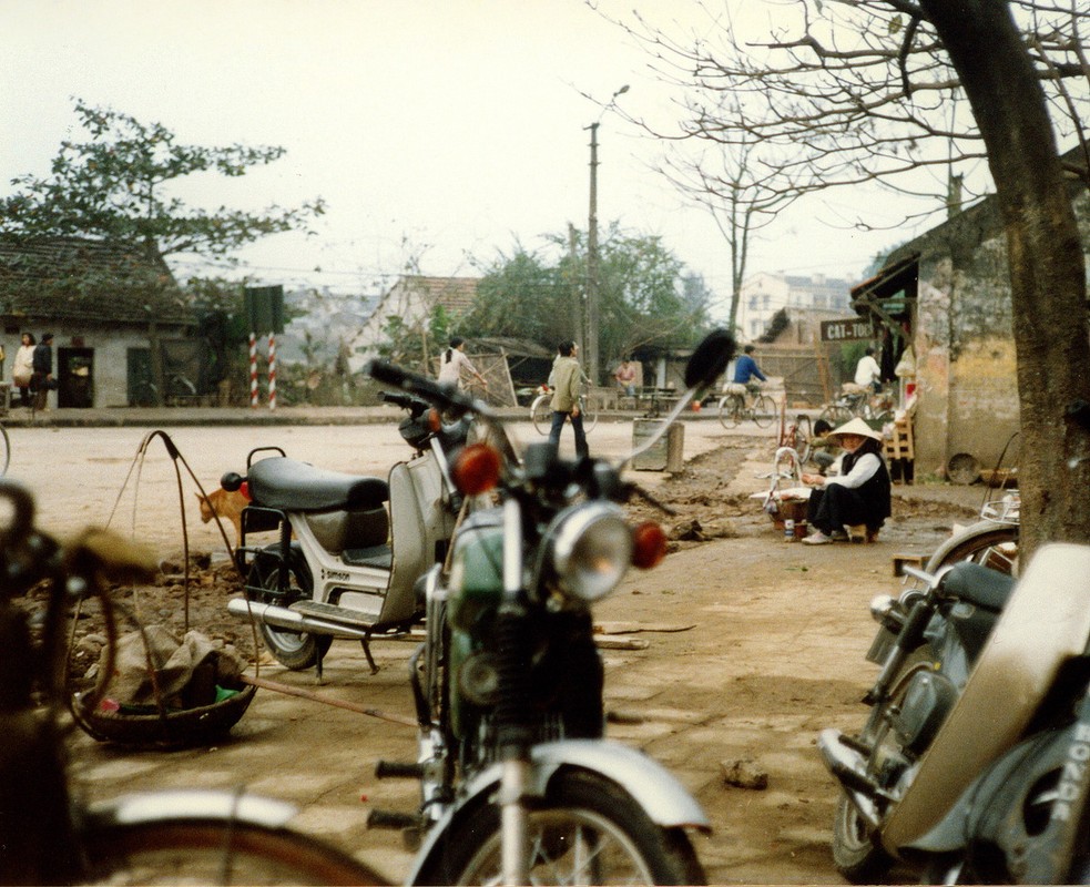 Loat anh hiem va doc ve giao thong o Ha Noi nam 1990 (2)-Hinh-12